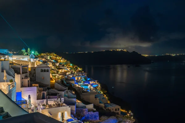 Oia Yunanistan Beyaz Badanalı Evlerin Gece Manzarası Ile Santorini Manzara — Stok fotoğraf