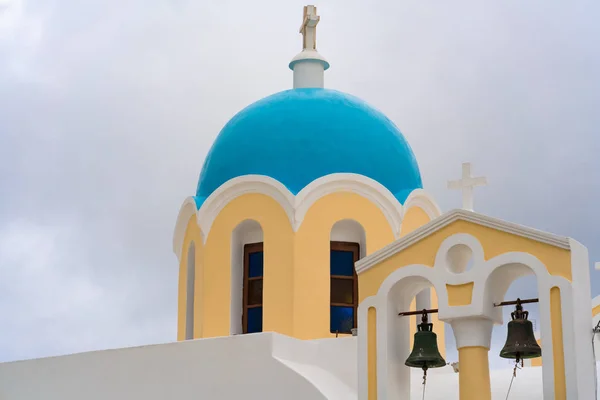 Oia Beyaz Badanalı Geleneksel Bir Kilisenin Mavi Kubbesi Santorini Yunanistan — Stok fotoğraf