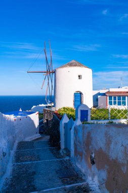 Santorini Kiklad adasında Oia Geleneksel beyaz yel değirmeni, Yunanistan