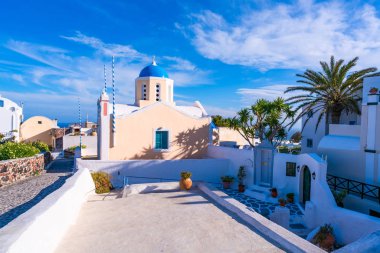 Oia, Yunanistan'da mavi kubbeli geleneksel beyaz badanalı evler ve kilise ile Santorini manzara