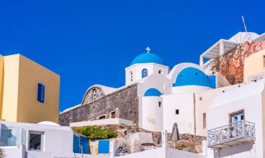 Geleneksel beyaz badanalı ev ve Kilise Oia mavi kubbeli. Santorini, Yunanistan
