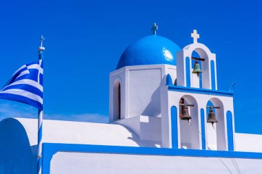 Oia yakınlarındaki tepede beyaz badanalı bir Yunan kilisesinin mavi kubbe ve çan kulesi, Santorini, Yunanistan