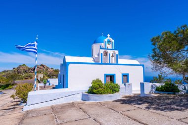 Oia yakınlarındaki tepede mavi kubbeli geleneksel beyaz badanalı Yunan kilisesi, Santorini, Yunanistan