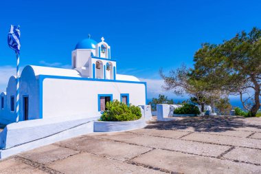Oia yakınlarındaki tepede mavi kubbeli geleneksel beyaz badanalı Yunan kilisesi, Santorini, Yunanistan