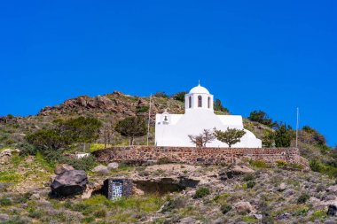 Santorini adasında bir tepeüzerinde geleneksel beyaz badanalı Yunan kilisesi, Yunanistan