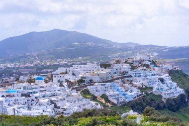 Beyaz badanalı evler ile Fira görünümü, Yunan adası Santorini başkenti.