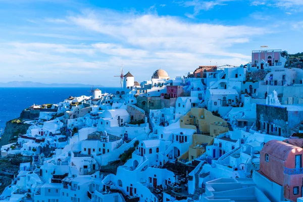 Paesaggio Santorini Con Vista Edifici Imbiancati Mulini Vento Oia Grecia — Foto Stock