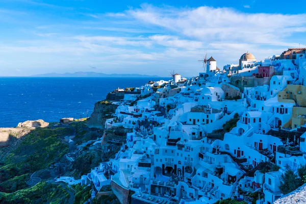 Santorini Táj Kilátással Fehérre Meszelt Épületekre Szélmalmok Oia Görögország — Stock Fotó