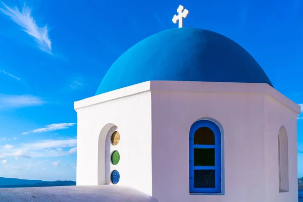 Mavi Gökyüzüne Karşı Oia Geleneksel Beyaz Badanalı Kilisenin Mavi Kubbe — Stok fotoğraf