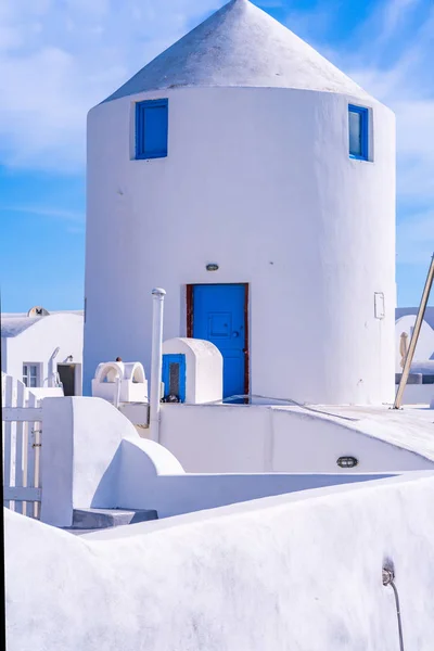 Santorini Kiklad Adasında Oia Geleneksel Beyaz Yel Değirmeni Yunanistan — Stok fotoğraf