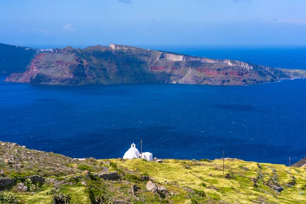 Traditional Whitewashed Greek Church Hill Oia Overlooking Aegean Sea Santorini — Stock Photo, Image