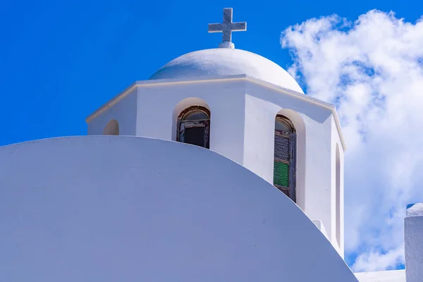 Geleneksel Beyaz Badanalı Yunan Kilisesi Agaimst Mavi Gökyüzü Santorini Yunanistan — Stok fotoğraf