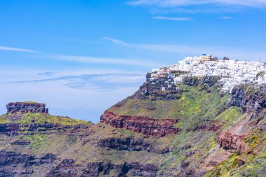 Santorini manzara - Fira uzak görünümü engebeli uçurum, Yunanistan tünemiş