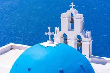 Firostefani'deki ünlü Agios Theodori Kilisesi'nin mavi kubbesi ve çan kulesi, Ege Denizi Santorini Yunanistan'a bakan