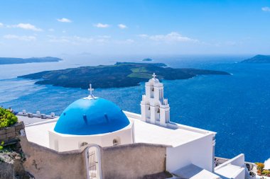 Firostefani'de ege denizine bakan mavi kubbeli ünlü Agios Theodori Kilisesi, Santorini Yunanistan