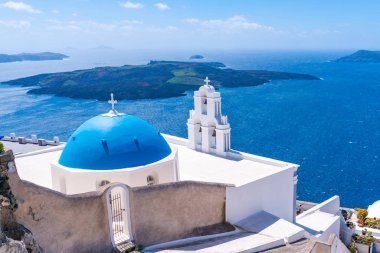 Firostefani'de ege denizine bakan mavi kubbeli ünlü Agios Theodori Kilisesi, Santorini Yunanistan
