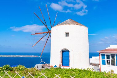 Santorini Kiklad adasında Oia Geleneksel beyaz yel değirmeni, Yunanistan