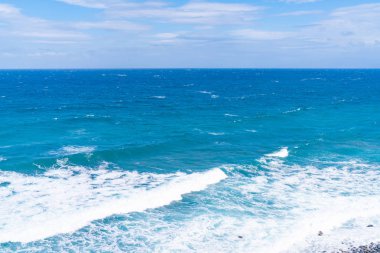 Kıyıyı ezen dalgalarla Ege Denizi'nin vew'i, Santorini arazisi, Yunanistan