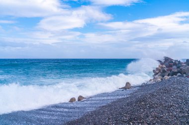 Kıyıyı ezen dalgalarla Ege Denizi'nin vew'i, Santorini arazisi, Yunanistan