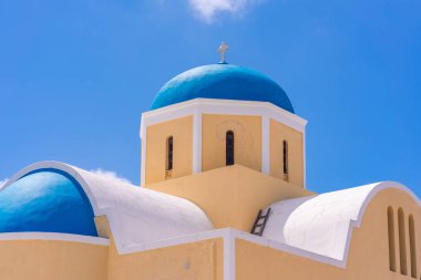 Oia mavi kubbeli Agios Georgios Kilisesi, Santorini adası, Yunanistan