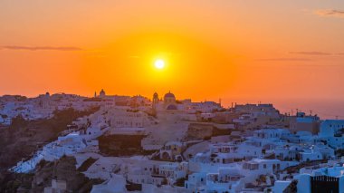 Oia'da dramatik gün batımı, Santorini, Yunanistan