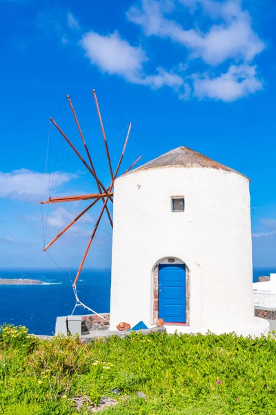 Santorini Kiklad adasında Oia Geleneksel beyaz yel değirmeni, Yunanistan