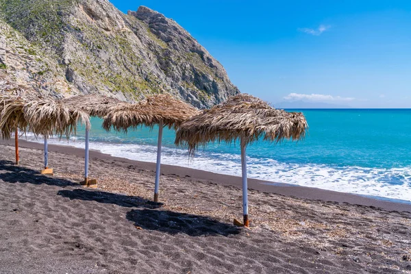 Deštníky Pláži Černého Písku Perisse Santoríni Řecku — Stock fotografie