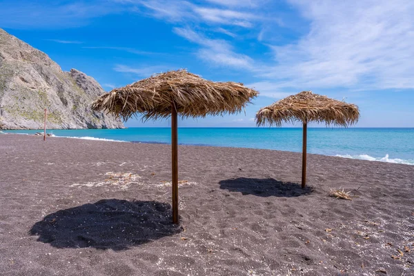 Deštníky Pláži Černého Písku Perisse Santoríni Řecku — Stock fotografie