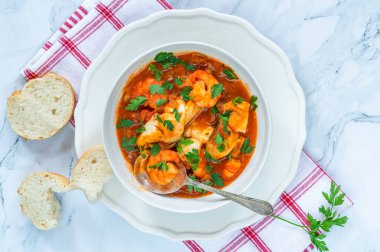 Kaplan karides ve bir kase balık güveç - üst görünümü