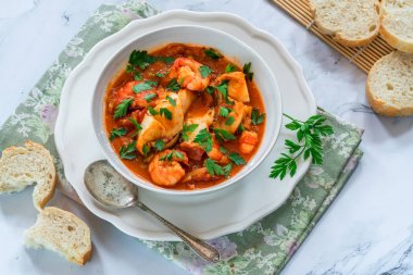 Kaplan karides ve balık güveç bir kase- üst görünümü