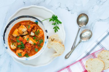 Kaplan karides ve balık güveç bir kase- üst görünümü