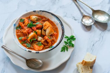 Kaplan karides ve balık güveç bir kase- yüksek açı görünümünde