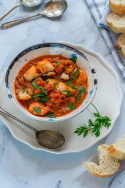 Kaplan karides ve balık güveç bir kase- yüksek açı görünümünde