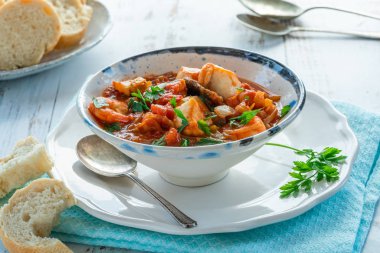 Kaplan karides ve bir kase balık güveç