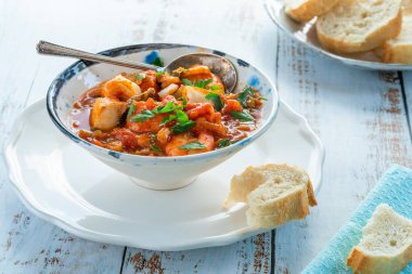 Kaplan karides ve bir kase balık güveç