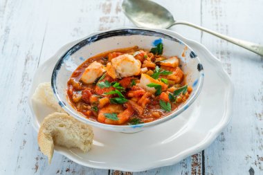 Kaplan karides ve bir kase balık güveç