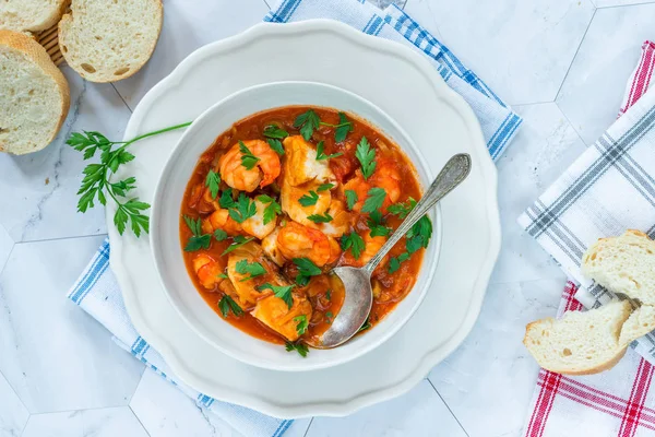 Kaplan karides ve balık güveç bir kase- üst görünümü