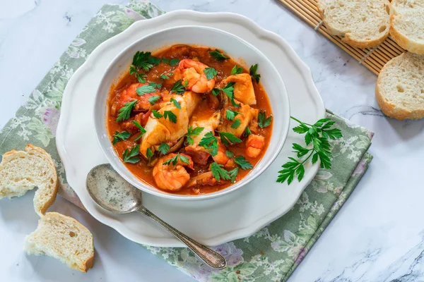 Kaplan karides ve balık güveç bir kase- üst görünümü