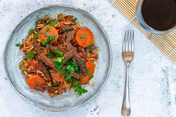 Giouvetsi Traditionelles Griechisches Gericht Mit Rindfleisch Und Orzo Nudeln Tomatensauce — Stockfoto