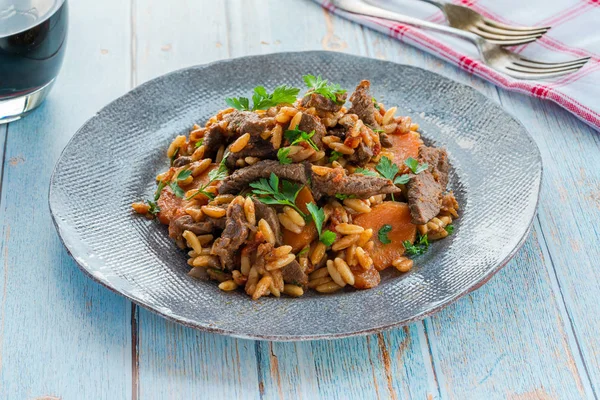 Giouvetsi Traditionele Griekse Gebakken Gerecht Met Rundvlees Orzo Pasta Tomatensaus — Stockfoto