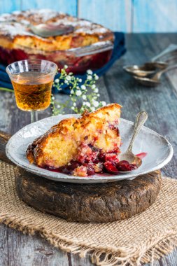 Kiraz ve badem bakewell sünger puding