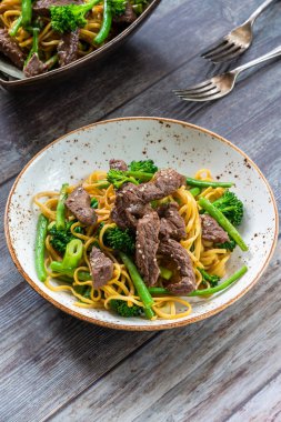 Yeşil sebze ile bal ve susam sığır eti erişte - yüksek açı görünümü