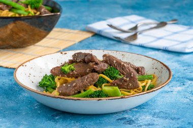 Yeşil sebzeile bal ve susam sığır şehriye.