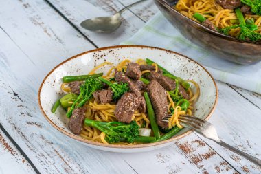 Yeşil sebzeile bal ve susam sığır şehriye.