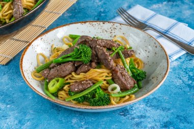 Yeşil sebzeile bal ve susam sığır şehriye.