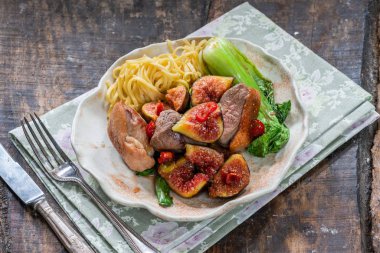 Yapışkan incir, pak choi ve yumurta erişte ile Oryantal ördek fileto - yüksek açı görünümü