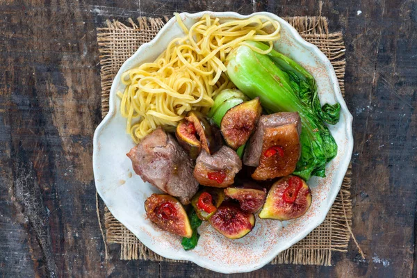 Yapışkan incir, pak choi ve yumurta erişte ile Oryantal ördek fileto - üst görünümü