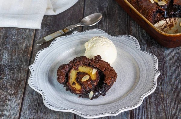 Squidgy Chocolade Peren Pudding Met Zacht Centrum Vanille Roomijs — Stockfoto