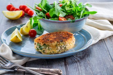 Taze yaprak salata limon ile süslenmiş ev yapımı somon balık kek