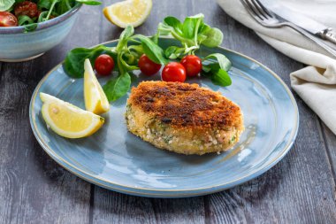 Taze yaprak salata limon ile süslenmiş ev yapımı somon balık kek